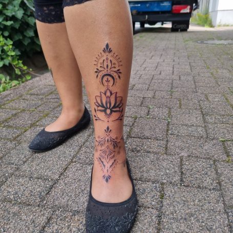 Ein schönes Beintattoo mit Ornamenten